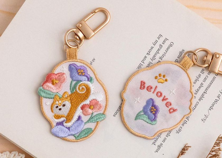 【柴犬躍花-花繪吊飾】吊飾 / 掛飾 刺繡,包包配件,可愛 ,吊飾
掛飾 ,送禮