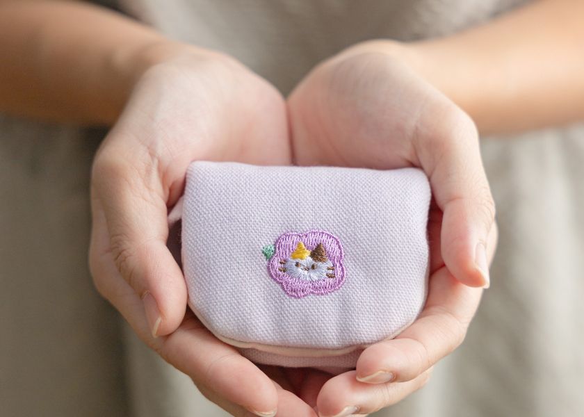 【貓兒戲花-花伴小掛包】生活配件 / 小鏡子 刺繡,化妝鏡,可愛,吊飾,天燈,小鏡子,療癒,
送禮,配件,隨身鏡
