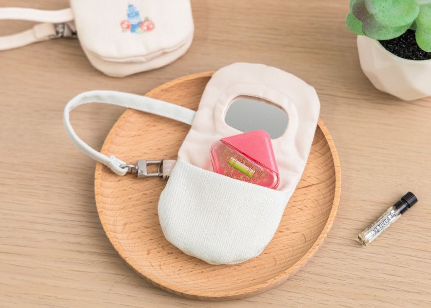 【黑熊賞春-花伴小掛包】生活配件 / 小鏡子 刺繡,化妝鏡,可愛,吊飾,天燈,小鏡子,療癒,
送禮,配件,隨身鏡