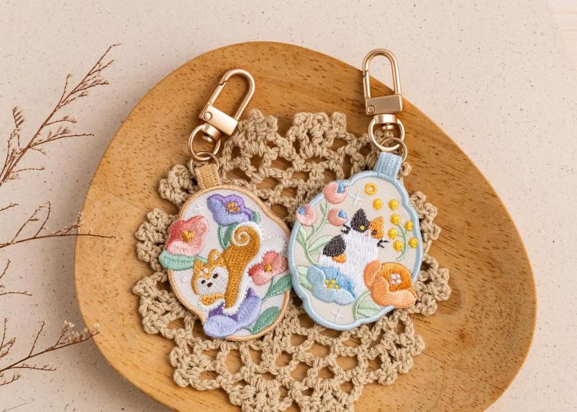 【柴犬躍花-花繪吊飾】吊飾 / 掛飾 刺繡,包包配件,可愛 ,吊飾
掛飾 ,送禮
