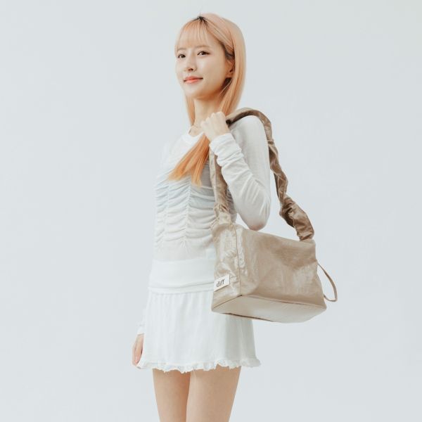 (淺褐) 韓國 Diff Medium Cross Silky Bag beige 輕旅行包．絲光緞面斜背包 肩背包 托特包 Diff,韓國包包,單肩袋,斜背包,韓星包包,流浪包,Made in Korea,韓國設計師包包品牌