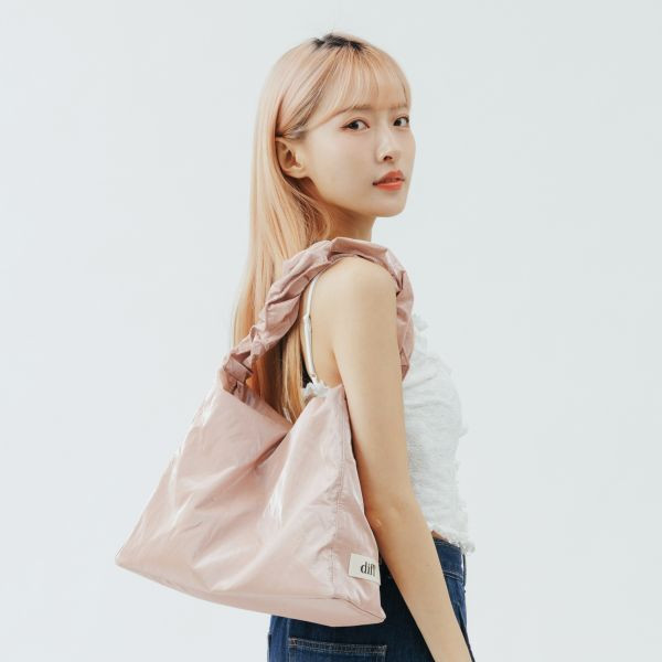 (金粉) 韓國 Diff Large Bag Satin indie pink 流浪包．啞光緞面大款 肩背包 托特包 Diff,韓國包包,單肩袋,Hobo包,韓星包包,流浪包,Made in Korea,韓國設計師包包品牌