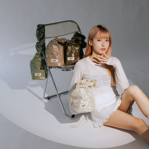 (卡其綠) 韓國 Diff Medium Cross Silky Bag khaki 輕旅行包．絲光緞面斜背包 肩背包 托特包 Diff,韓國包包,單肩袋,斜背包,韓星包包,流浪包,Made in Korea,韓國設計師包包品牌