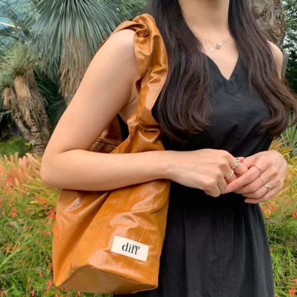 (駝色) 韓國 Diff Large Silky Bag camel 絲光緞面大款 肩背包 托特包 Diff,韓國包包,單肩袋,斜背包,韓星包包,流浪包,Made in Korea,韓國設計師包包品牌