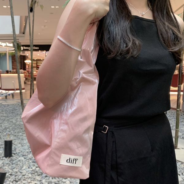 (金粉) 韓國 Diff Large Bag Satin indie pink 流浪包．啞光緞面大款 肩背包 托特包 Diff,韓國包包,單肩袋,Hobo包,韓星包包,流浪包,Made in Korea,韓國設計師包包品牌