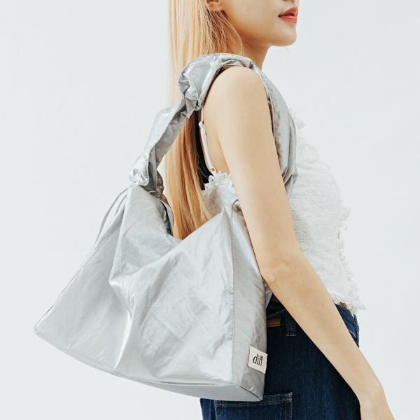 (銀色) 韓國 Diff Large Bag Satin silver 流浪包．啞光緞面大款 肩背包 托特包 Diff,韓國包包,單肩袋,Hobo包,韓星包包,流浪包,Made in Korea,韓國設計師包包品牌