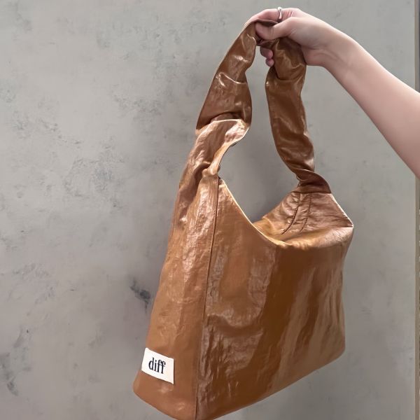 (駝色) 韓國 Diff Large Silky Bag camel 絲光緞面大款 肩背包 托特包 Diff,韓國包包,單肩袋,斜背包,韓星包包,流浪包,Made in Korea,韓國設計師包包品牌