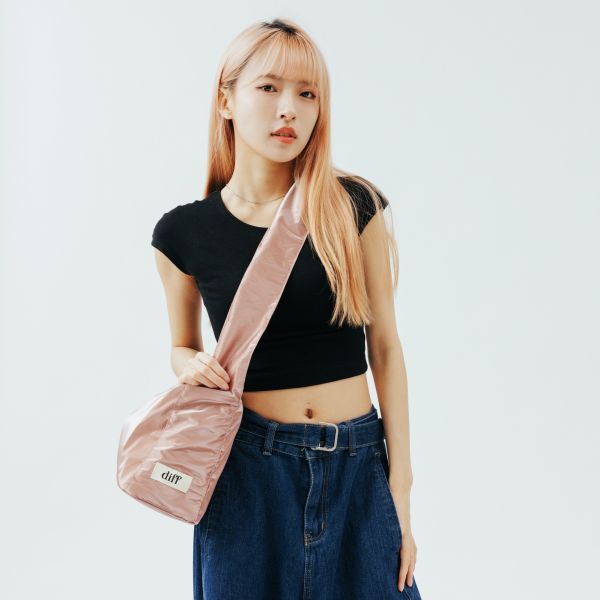 (金粉) 韓國 Diff Medium Cross Satin Bag indie pink 輕旅行包．啞光緞面斜背包 肩背包 托特包 Diff,韓國包包,單肩袋,斜背包,韓星包包,流浪包,Made in Korea,韓國設計師包包品牌