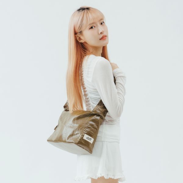 (卡其綠) 韓國 Diff Medium Cross Silky Bag khaki 輕旅行包．絲光緞面斜背包 肩背包 托特包 Diff,韓國包包,單肩袋,斜背包,韓星包包,流浪包,Made in Korea,韓國設計師包包品牌