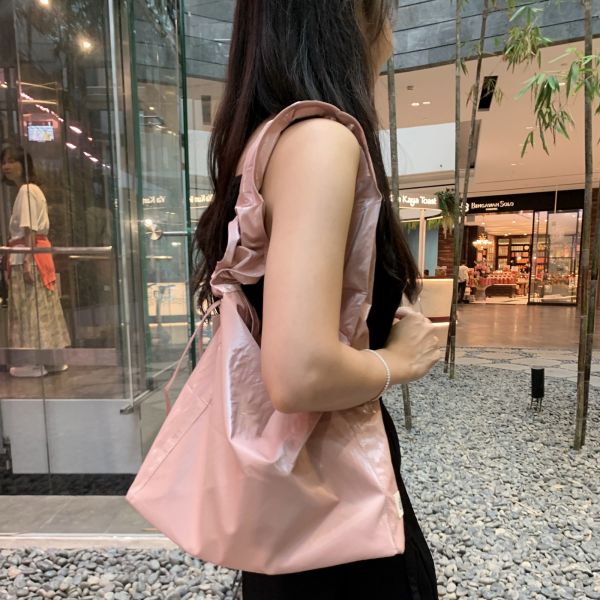 (金粉) 韓國 Diff Large Bag Satin indie pink 流浪包．啞光緞面大款 肩背包 托特包 Diff,韓國包包,單肩袋,Hobo包,韓星包包,流浪包,Made in Korea,韓國設計師包包品牌