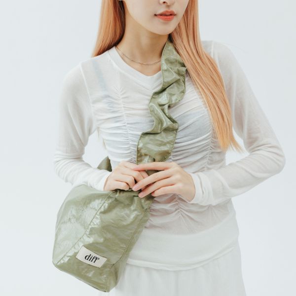 (橄欖綠) 韓國 Diff Medium Cross Silky Bag olive 輕旅行包．絲光緞面斜背包 肩背包 托特包 Diff,韓國包包,單肩袋,斜背包,韓星包包,流浪包,Made in Korea,韓國設計師包包品牌