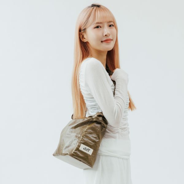 (卡其綠) 韓國 Diff Medium Cross Silky Bag khaki 輕旅行包．絲光緞面斜背包 肩背包 托特包 Diff,韓國包包,單肩袋,斜背包,韓星包包,流浪包,Made in Korea,韓國設計師包包品牌