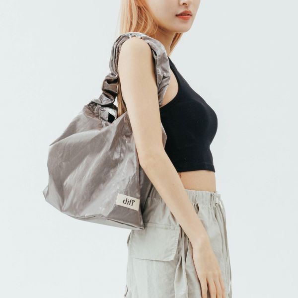 (灰色) 韓國 Diff Large Bag Satin gray 流浪包．啞光緞面大款 肩背包 托特包 Diff,韓國包包,單肩袋,Hobo包,韓星包包,流浪包,Made in Korea,韓國設計師包包品牌
