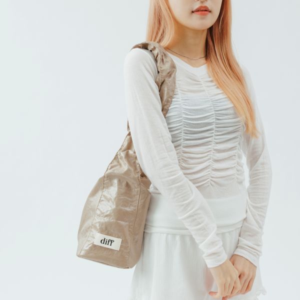 (淺褐) 韓國 Diff Medium Cross Silky Bag beige 輕旅行包．絲光緞面斜背包 肩背包 托特包 Diff,韓國包包,單肩袋,斜背包,韓星包包,流浪包,Made in Korea,韓國設計師包包品牌