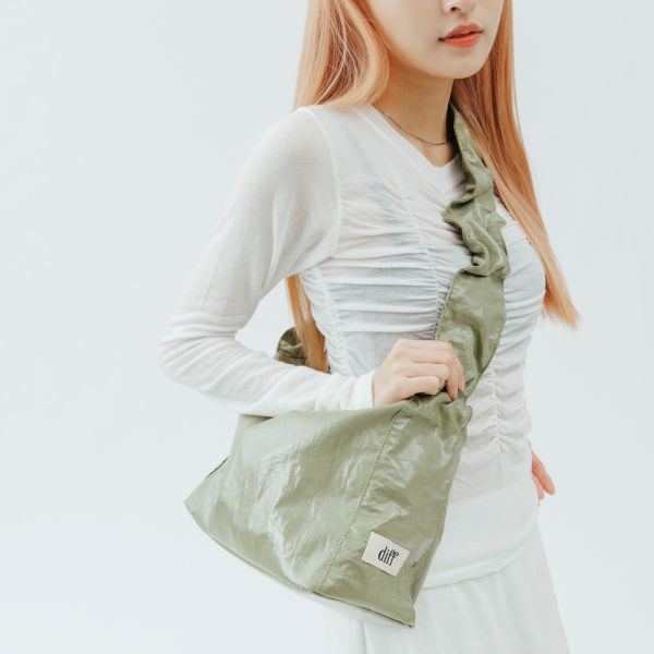 (橄欖綠) 韓國 Diff Medium Cross Silky Bag olive 輕旅行包．絲光緞面斜背包 肩背包 托特包 Diff,韓國包包,單肩袋,斜背包,韓星包包,流浪包,Made in Korea,韓國設計師包包品牌