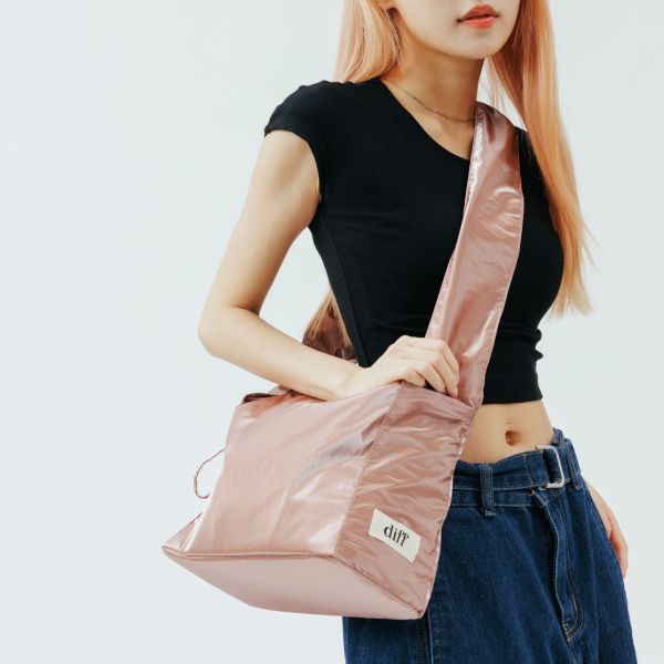 (金粉) 韓國 Diff Medium Cross Satin Bag indie pink 輕旅行包．啞光緞面斜背包 肩背包 托特包 Diff,韓國包包,單肩袋,斜背包,韓星包包,流浪包,Made in Korea,韓國設計師包包品牌