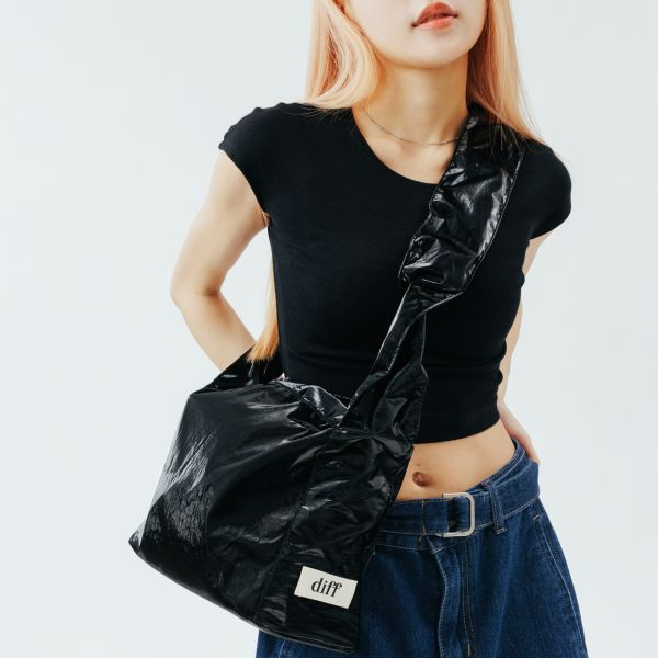 (黑色) 韓國 Diff Medium Cross Satin Bag black 輕旅行包．啞光緞面斜背包 肩背包 托特包 Diff,韓國包包,單肩袋,斜背包,韓星包包,流浪包,Made in Korea,韓國設計師包包品牌