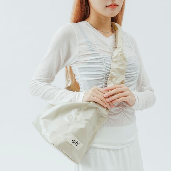 (象牙色) 韓國 Diff Medium Cross Silky Bag ivory 輕旅行包．絲光緞面斜背包 肩背包 托特包 Diff,韓國包包,單肩袋,斜背包,韓星包包,流浪包,Made in Korea,韓國設計師包包品牌
