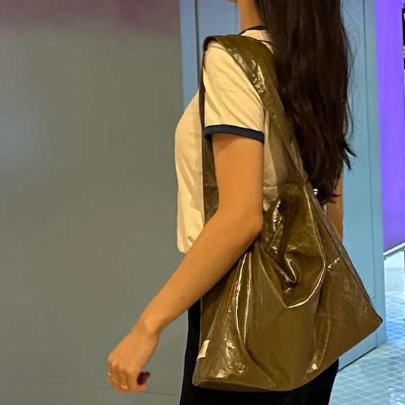 (卡其) 韓國 Diff Large Silky Bag khaki絲光緞面大款 肩背包 托特包 Diff,韓國包包,單肩袋,斜背包,韓星包包,流浪包,Made in Korea,韓國設計師包包品牌