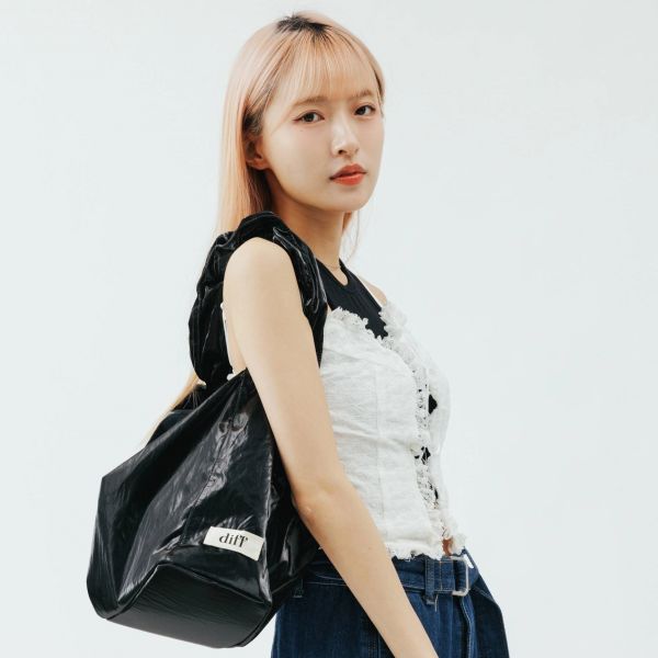 (黑色) 韓國 Diff Large Bag Satin black 流浪包．啞光緞面大款 肩背包 托特包 Diff,韓國包包,單肩袋,Hobo包,韓星包包,流浪包,Made in Korea,韓國設計師包包品牌