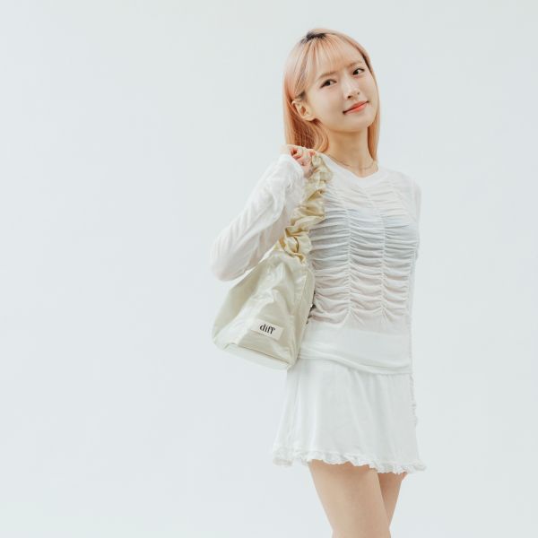 (象牙色) 韓國 Diff Medium Cross Silky Bag ivory 輕旅行包．絲光緞面斜背包 肩背包 托特包 Diff,韓國包包,單肩袋,斜背包,韓星包包,流浪包,Made in Korea,韓國設計師包包品牌