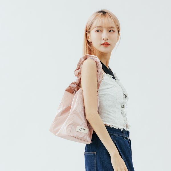 (金粉) 韓國 Diff Large Bag Satin indie pink 流浪包．啞光緞面大款 肩背包 托特包 Diff,韓國包包,單肩袋,Hobo包,韓星包包,流浪包,Made in Korea,韓國設計師包包品牌