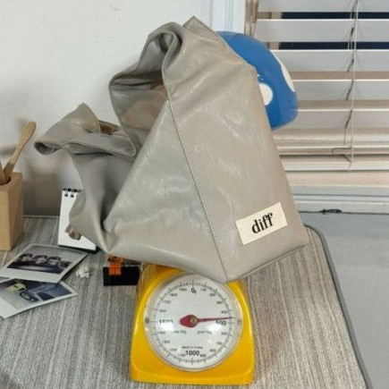 (奶茶灰) Diff Large Bag Soft milk brown 柔軟生態皮革包 羊皮觸感 肩背包 托特包 Diff,韓國包包,單肩袋,Hobo包,韓星包包,流浪包,Made in Korea,韓國設計師包包品牌