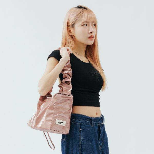 (金粉) 韓國 Diff Medium Cross Satin Bag indie pink 輕旅行包．啞光緞面斜背包 肩背包 托特包 Diff,韓國包包,單肩袋,斜背包,韓星包包,流浪包,Made in Korea,韓國設計師包包品牌