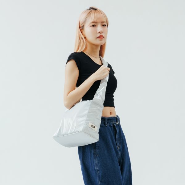 (銀色) 韓國 Diff Medium Cross Satin Bag silver 輕旅行包．啞光緞面斜背包 肩背包 托特包 Diff,韓國包包,單肩袋,斜背包,韓星包包,流浪包,Made in Korea,韓國設計師包包品牌