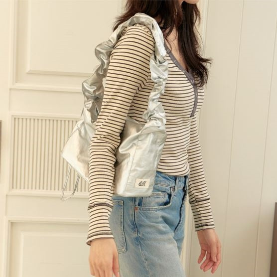 (銀色) 韓國 Diff Medium Cross Satin Bag silver 輕旅行包．啞光緞面斜背包 肩背包 托特包 Diff,韓國包包,單肩袋,斜背包,韓星包包,流浪包,Made in Korea,韓國設計師包包品牌
