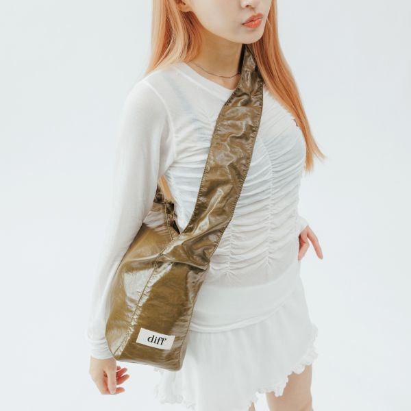 (卡其綠) 韓國 Diff Medium Cross Silky Bag khaki 輕旅行包．絲光緞面斜背包 肩背包 托特包 Diff,韓國包包,單肩袋,斜背包,韓星包包,流浪包,Made in Korea,韓國設計師包包品牌