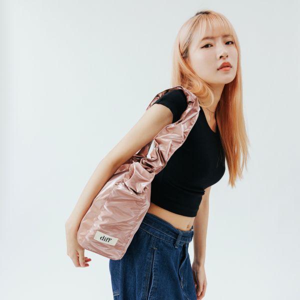 (金粉) 韓國 Diff Medium Cross Satin Bag indie pink 輕旅行包．啞光緞面斜背包 肩背包 托特包 Diff,韓國包包,單肩袋,斜背包,韓星包包,流浪包,Made in Korea,韓國設計師包包品牌