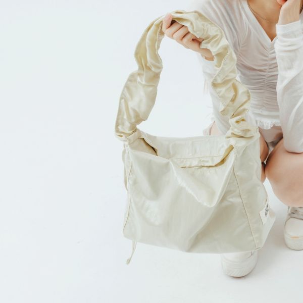 (象牙色) 韓國 Diff Medium Cross Silky Bag ivory 輕旅行包．絲光緞面斜背包 肩背包 托特包 Diff,韓國包包,單肩袋,斜背包,韓星包包,流浪包,Made in Korea,韓國設計師包包品牌