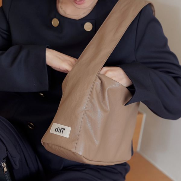 (灰棕色) 韓國 Diff Medium Bag Soft mint taupe 柔軟生態皮革包 羊皮觸感 肩背包 托特包 Diff,韓國包包,單肩袋,Hobo包,韓星包包,流浪包,Made in Korea,韓國設計師包包品牌
