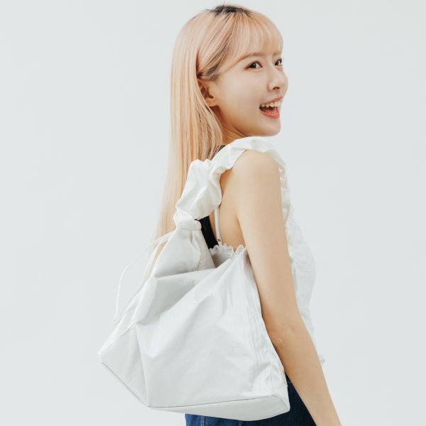(象牙白) 韓國 Diff Large Bag Satin ivory 流浪包．啞光緞面大款 肩背包 托特包 Diff,韓國包包,單肩袋,Hobo包,韓星包包,流浪包,Made in Korea,韓國設計師包包品牌