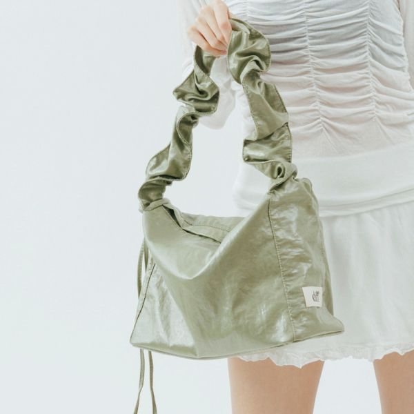 (橄欖綠) 韓國 Diff Medium Cross Silky Bag olive 輕旅行包．絲光緞面斜背包 肩背包 托特包 Diff,韓國包包,單肩袋,斜背包,韓星包包,流浪包,Made in Korea,韓國設計師包包品牌