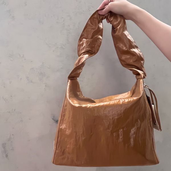 (駝色) 韓國 Diff Large Silky Bag camel 絲光緞面大款 肩背包 托特包 Diff,韓國包包,單肩袋,斜背包,韓星包包,流浪包,Made in Korea,韓國設計師包包品牌