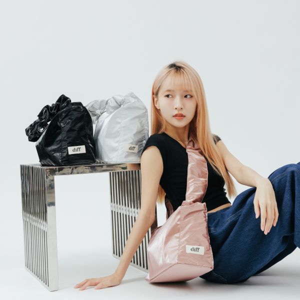 (銀色) 韓國 Diff Medium Cross Satin Bag silver 輕旅行包．啞光緞面斜背包 肩背包 托特包 Diff,韓國包包,單肩袋,斜背包,韓星包包,流浪包,Made in Korea,韓國設計師包包品牌