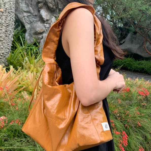 (駝色) 韓國 Diff Large Silky Bag camel 絲光緞面大款 肩背包 托特包 Diff,韓國包包,單肩袋,斜背包,韓星包包,流浪包,Made in Korea,韓國設計師包包品牌