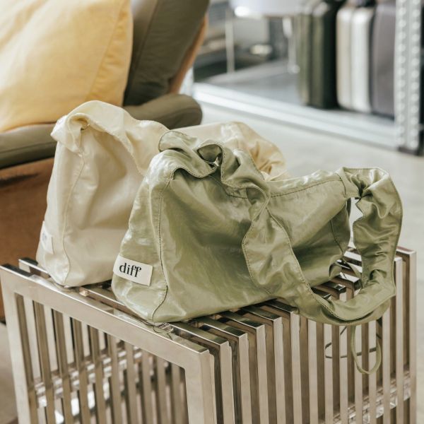 (象牙色) 韓國 Diff Medium Cross Silky Bag ivory 輕旅行包．絲光緞面斜背包 肩背包 托特包 Diff,韓國包包,單肩袋,斜背包,韓星包包,流浪包,Made in Korea,韓國設計師包包品牌