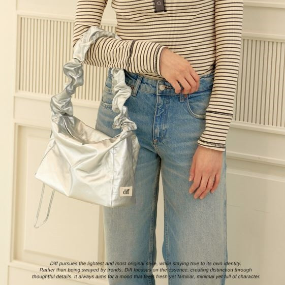 (銀色) 韓國 Diff Medium Cross Satin Bag silver 輕旅行包．啞光緞面斜背包 肩背包 托特包 Diff,韓國包包,單肩袋,斜背包,韓星包包,流浪包,Made in Korea,韓國設計師包包品牌