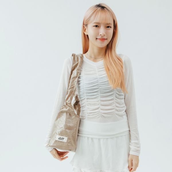 (淺褐) 韓國 Diff Medium Cross Silky Bag beige 輕旅行包．絲光緞面斜背包 肩背包 托特包 Diff,韓國包包,單肩袋,斜背包,韓星包包,流浪包,Made in Korea,韓國設計師包包品牌