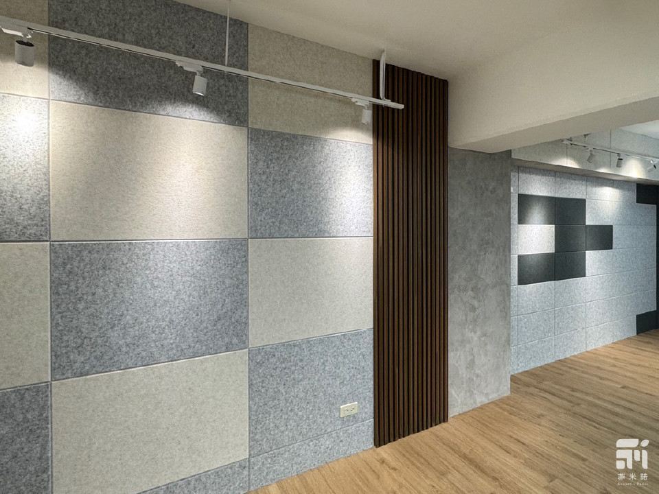 菲米諾 80×60cm 吸音板以亞麻白與銀灰交錯排列, 營造出俐落、平衡的音樂空間牆面。