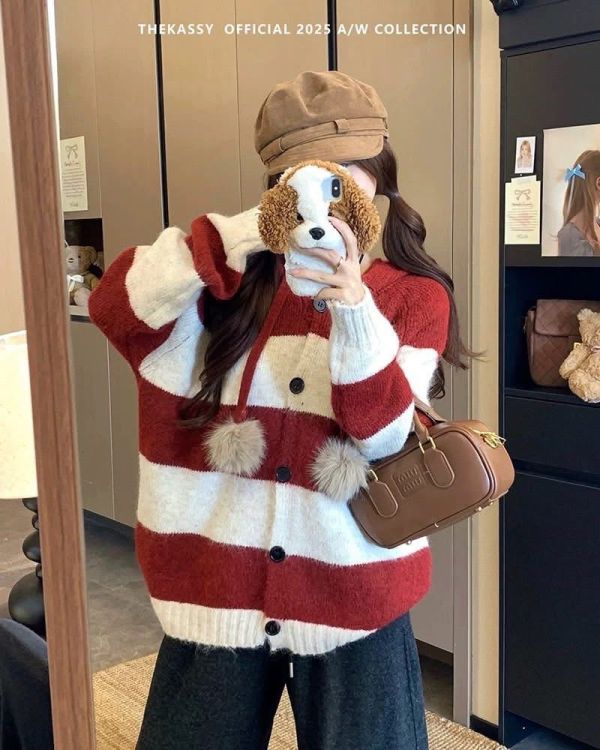 ZinD [ 毛毛球雙色彈性針織帽外套 ] 2色 2601022 shihslica ZinD,zind,ZD,zooindrawer,zoo in drawer,抽屜動物園,丹寧,牛仔外套,外套富翁,洋裝,韓國襪子,年終慶,雙11,雙12,黑五,週年慶,合購價,自訂款