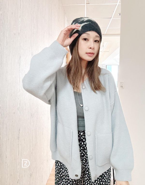 ZinD [ 粉彩藍立領圓釦棒球外套 ] 淺藍 2602181 （shihslica) ZinD,zind,ZD,zooindrawer,zoo in drawer,抽屜動物園,丹寧,牛仔外套,外套富翁,洋裝,韓國襪子,年終慶,雙11,雙12,黑五,週年慶,合購價,自訂款,shihslica