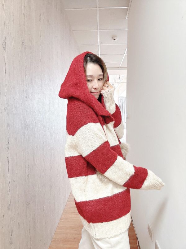 ZinD [ 毛毛球雙色彈性針織帽外套 ] 2色 2601022 shihslica ZinD,zind,ZD,zooindrawer,zoo in drawer,抽屜動物園,丹寧,牛仔外套,外套富翁,洋裝,韓國襪子,年終慶,雙11,雙12,黑五,週年慶,合購價,自訂款