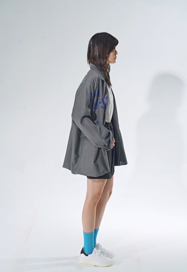Z in D [ oversize文字塗鴉個性西裝外套 ] 2色 2504247 (shihslica) ZinD,zind,ZD,zooindrawer,zoo in drawer,抽屜動物園,丹寧,牛仔外套,外套富翁
