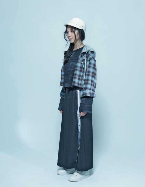 Z in D [ SALE 正韓品牌：側排扣休閒運動風格薄長裙 ] 2色 2509224 ZinD,zind,ZD,zooindrawer,zoo in 抽屜,動物園,丹寧,外套,外套富翁,洋裝,韓國襪子,年終慶,雙11,雙12,黑五,百搭,合購價,自訂,春裝,Tshirt,首爾