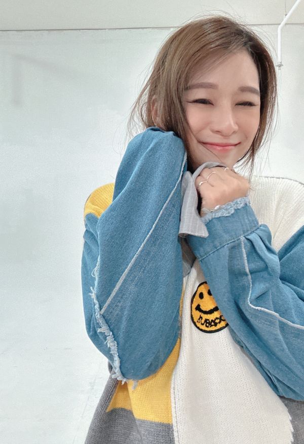 ZinD [ 人氣再版：拼丹寧袖微笑針織毛衣 ] 2色2511210 ZinD,zind,ZD,zooindrawer,zoo in drawer,抽屜動物園,丹寧,牛仔外套,外套富翁,洋裝,韓國襪子