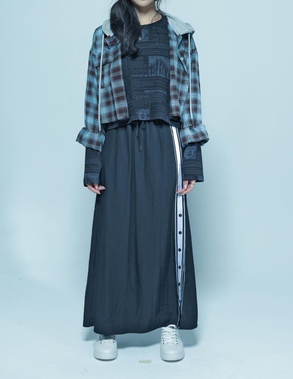 Z in D [ SALE 正韓品牌：側排扣休閒運動風格薄長裙 ] 2色 2509224 ZinD,zind,ZD,zooindrawer,zoo in 抽屜,動物園,丹寧,外套,外套富翁,洋裝,韓國襪子,年終慶,雙11,雙12,黑五,百搭,合購價,自訂,春裝,Tshirt,首爾
